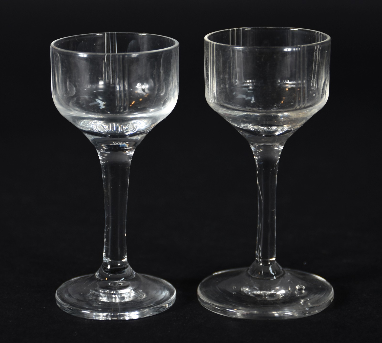 Oito cálices de cristal e vidro para licor em diversos formatos e... - foto 3 de 4