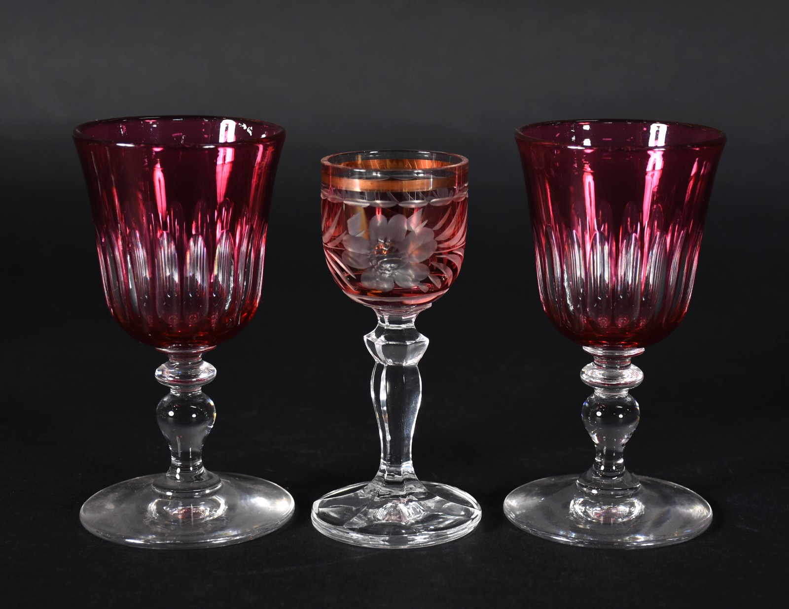 Oito cálices de cristal e vidro para licor em diversos formatos e... - foto 4 de 4