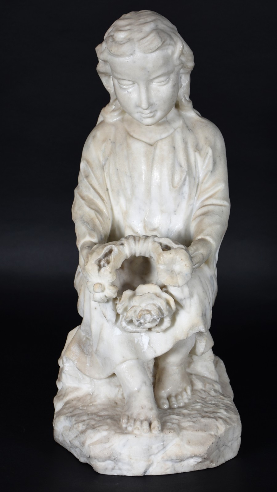 Escultura de mármore representando figura de menina com flores. - foto 1 de 4