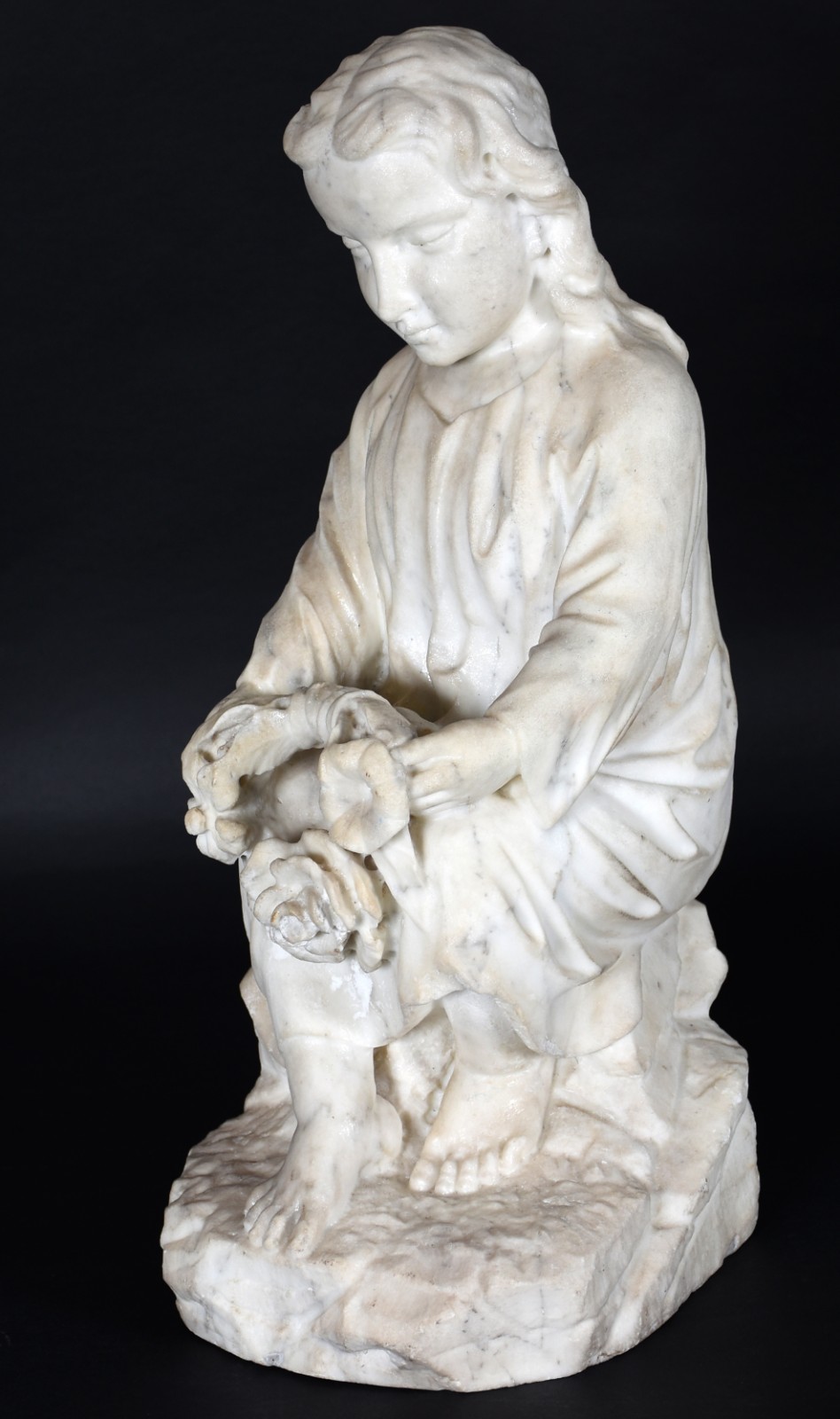 Escultura de mármore representando figura de menina com flores. - foto 2 de 4
