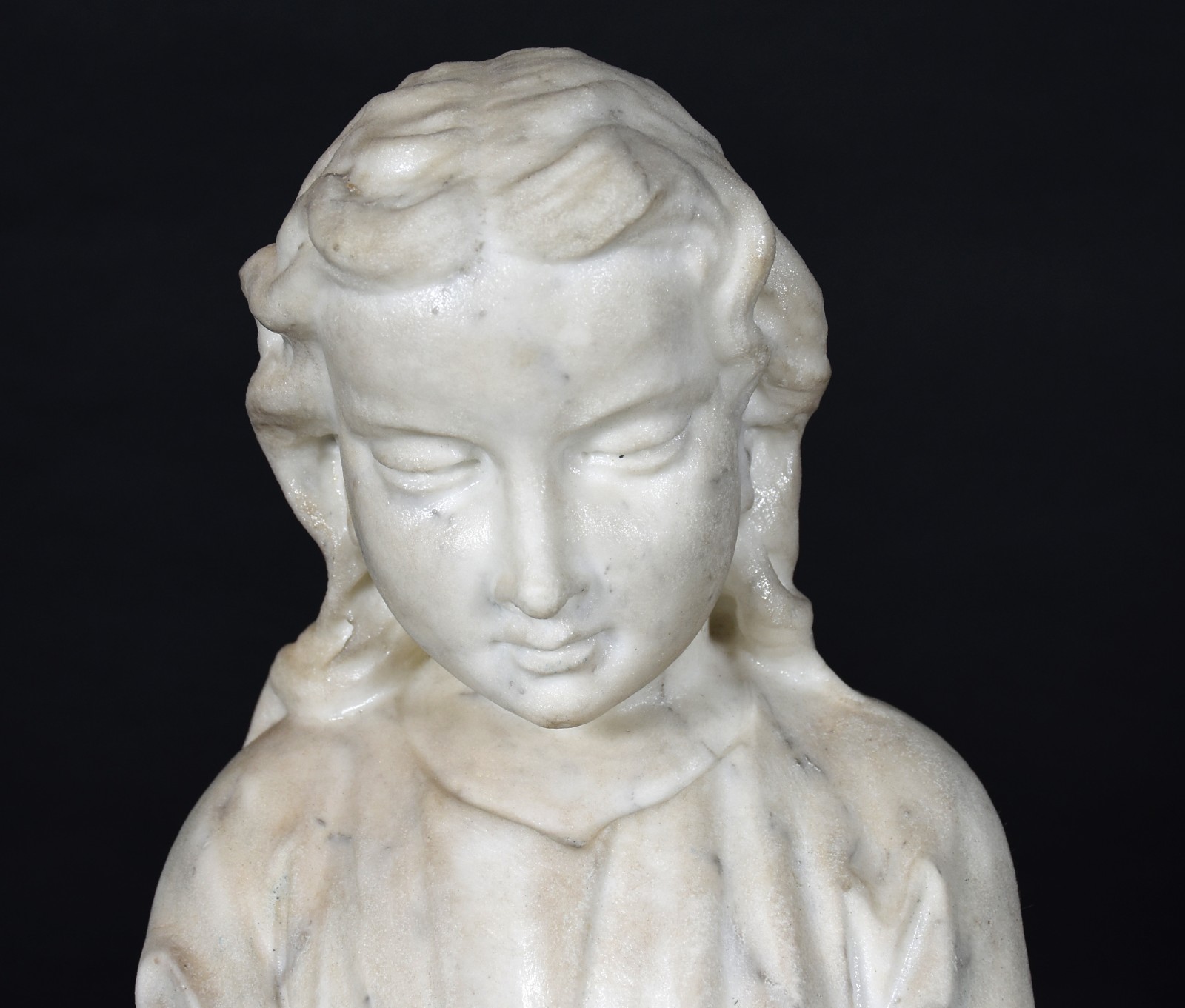 Escultura de mármore representando figura de menina com flores. - foto 3 de 4