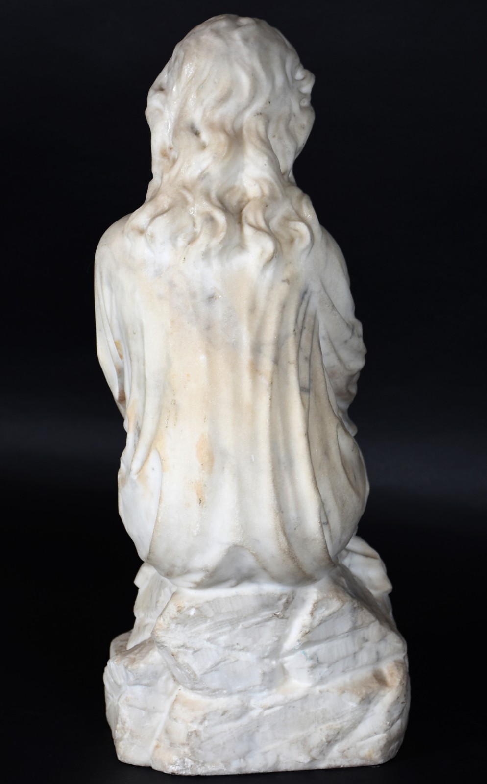 Escultura de mármore representando figura de menina com flores. - foto 4 de 4
