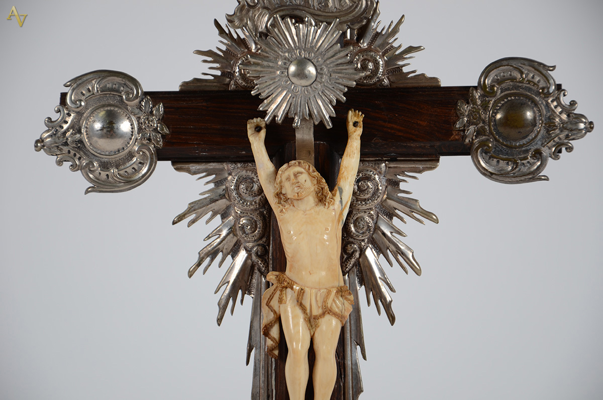 Crucifixo de jacarandá com figura de Cristo ricamente esculpida em... - foto 2 de 2