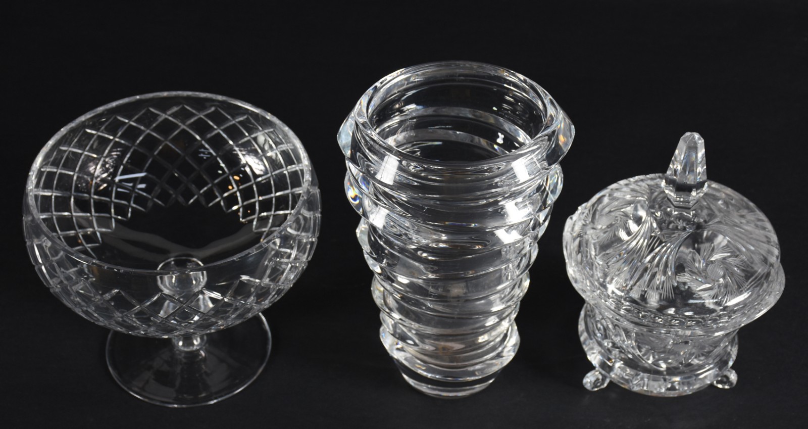 Três peças de cristal, sendo: vaso alemão NACHTMANN, fruteira e... - foto 2 de 4