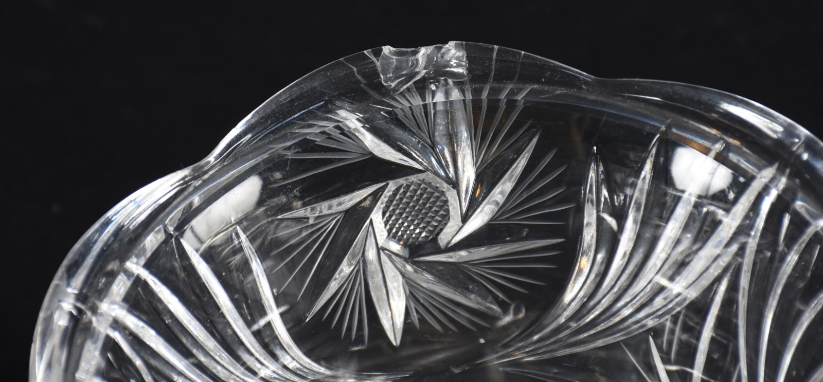 Três peças de cristal, sendo: vaso alemão NACHTMANN, fruteira e... - foto 3 de 4