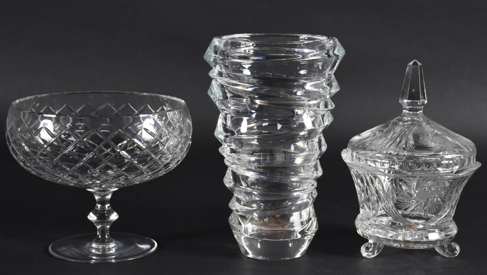 Três peças de cristal, sendo: vaso alemão NACHTMANN, fruteira e... - foto 1 de 4