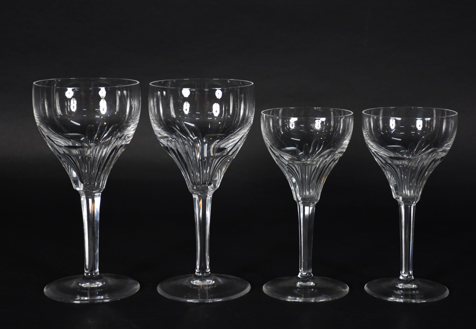 Serviço de cristal lapidado composto de: 12 cálices para água, 9 para... - foto 2 de 4