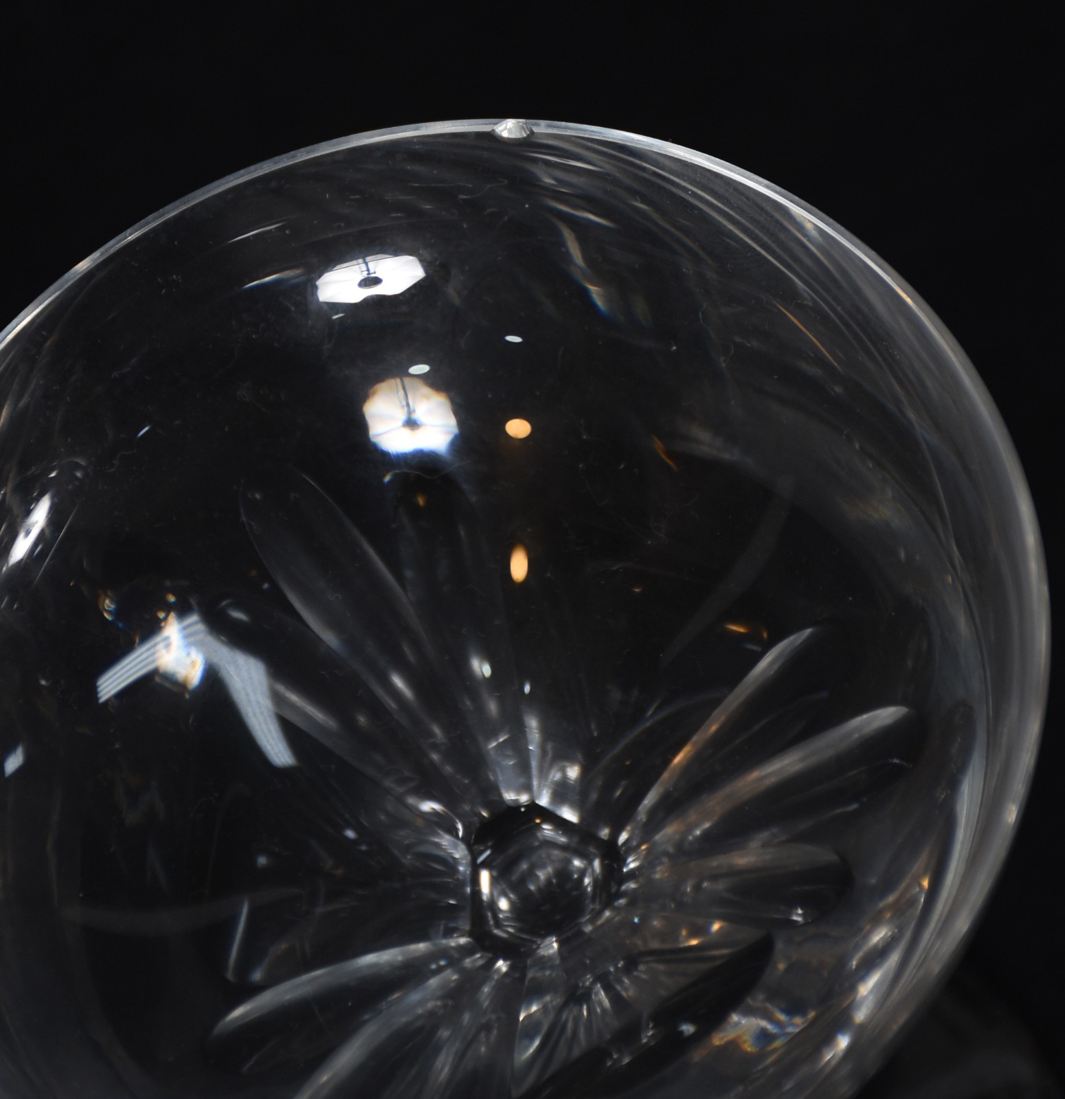 Serviço de cristal lapidado composto de: 12 cálices para água, 9 para... - foto 4 de 4