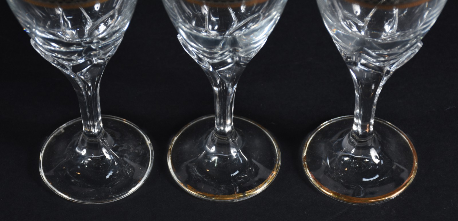 Dez cálices em demi cristal com grega prateada e dourada na borda. - foto 4 de 4