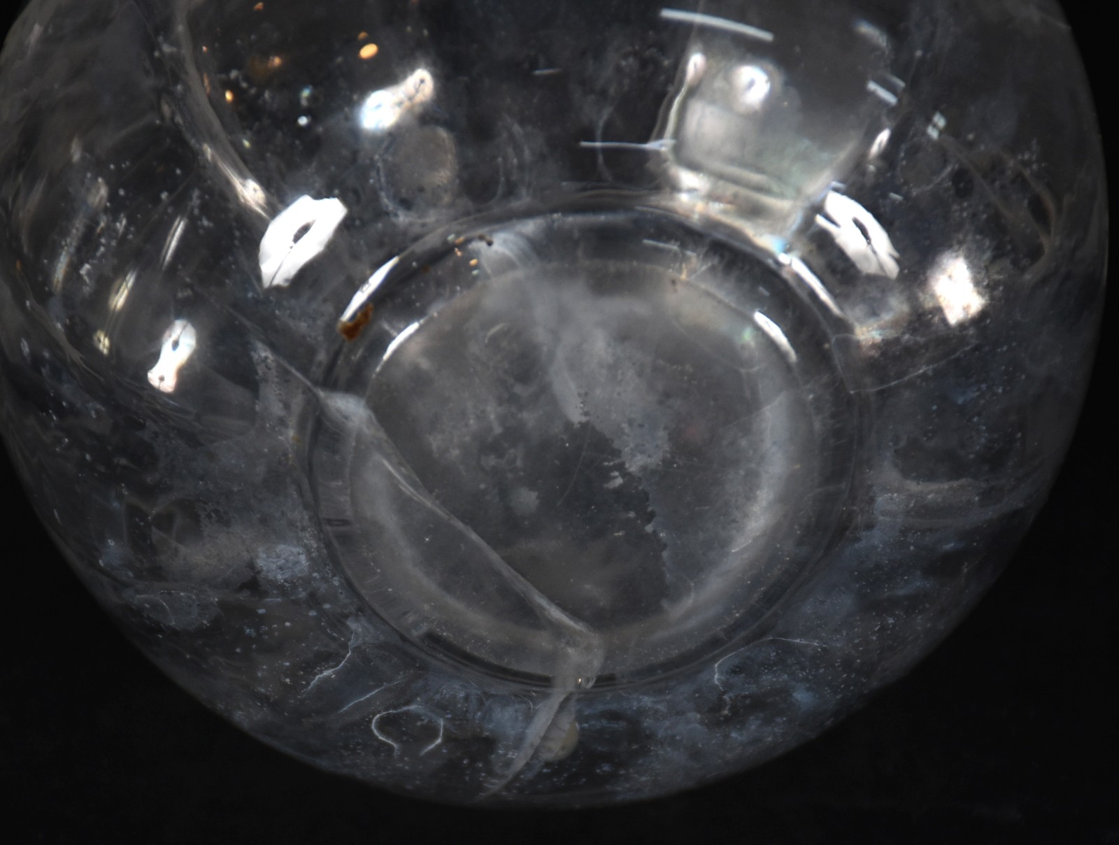 Diversas peças, sendo: Três licoreiras de cristal (com mofo e uma... - foto 4 de 6