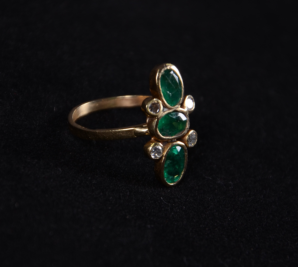 Anel em ouro 18 k, 3 esmeraldas e 4 brilhantes. Peso Total: 4,5 g - foto 1 de 2