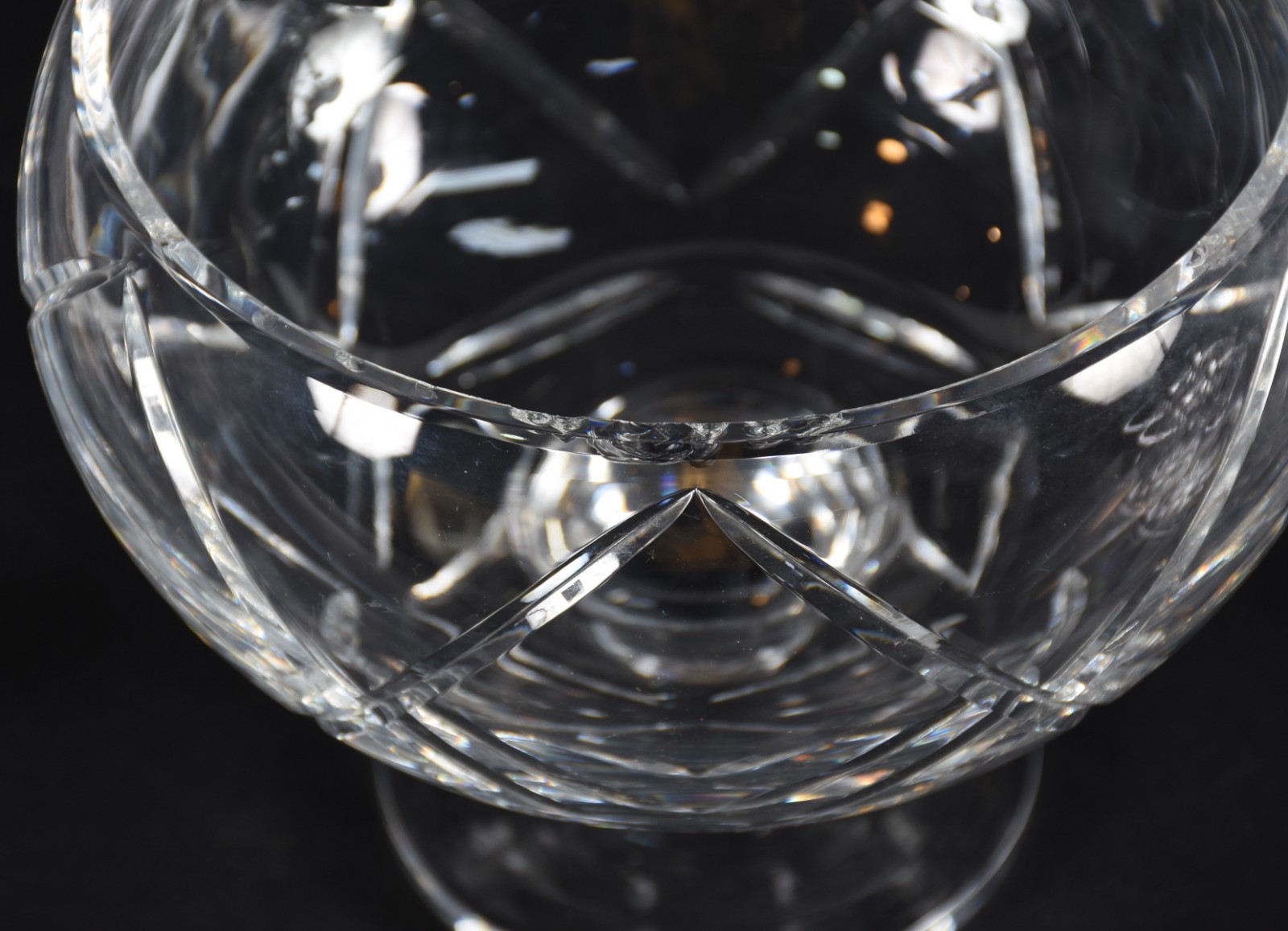 Duas bombonieres de cristal lapidado (pé alto com bicado por dentro). - foto 4 de 5