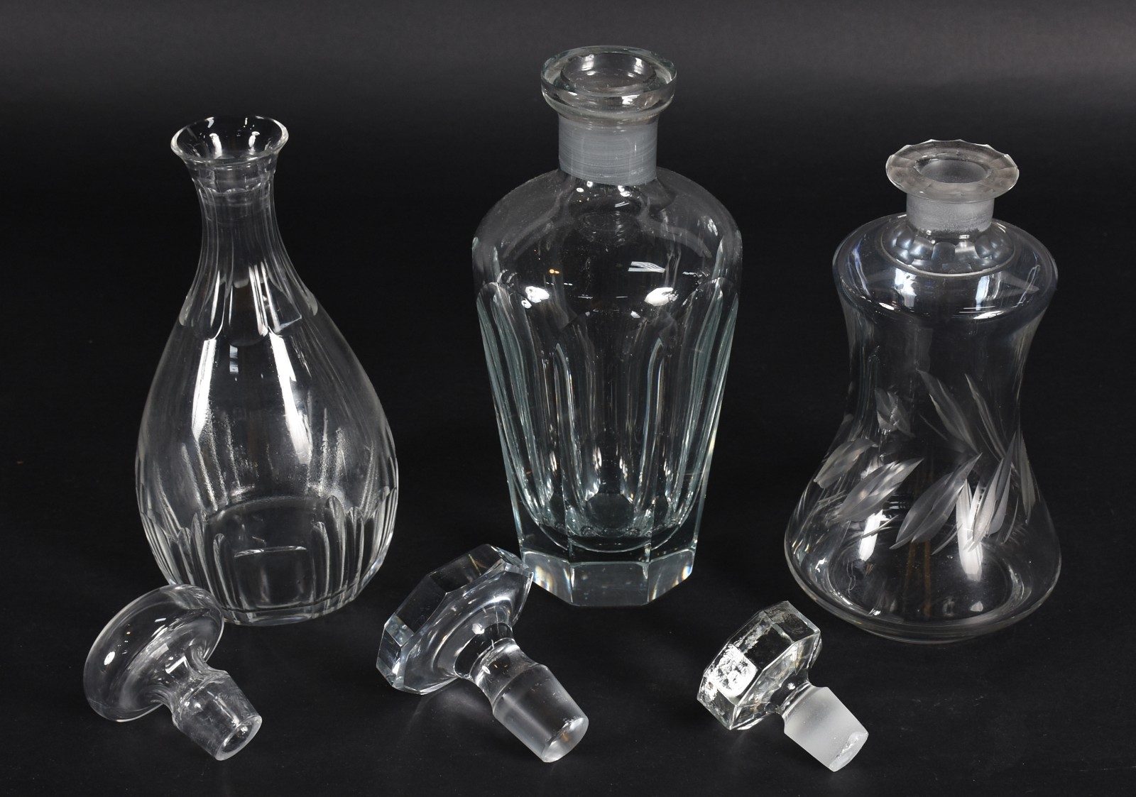 Três garrafas de cristal europeu, diversos modelos. - foto 2 de 4