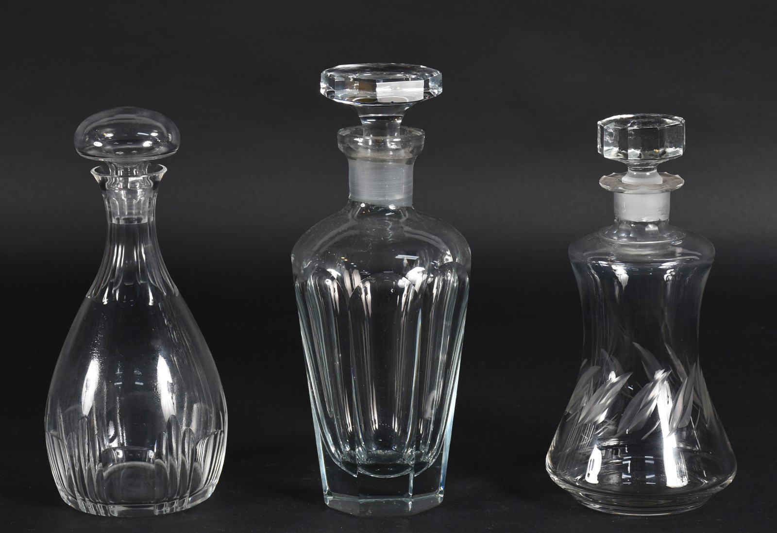 Três garrafas de cristal europeu, diversos modelos. - foto 1 de 4