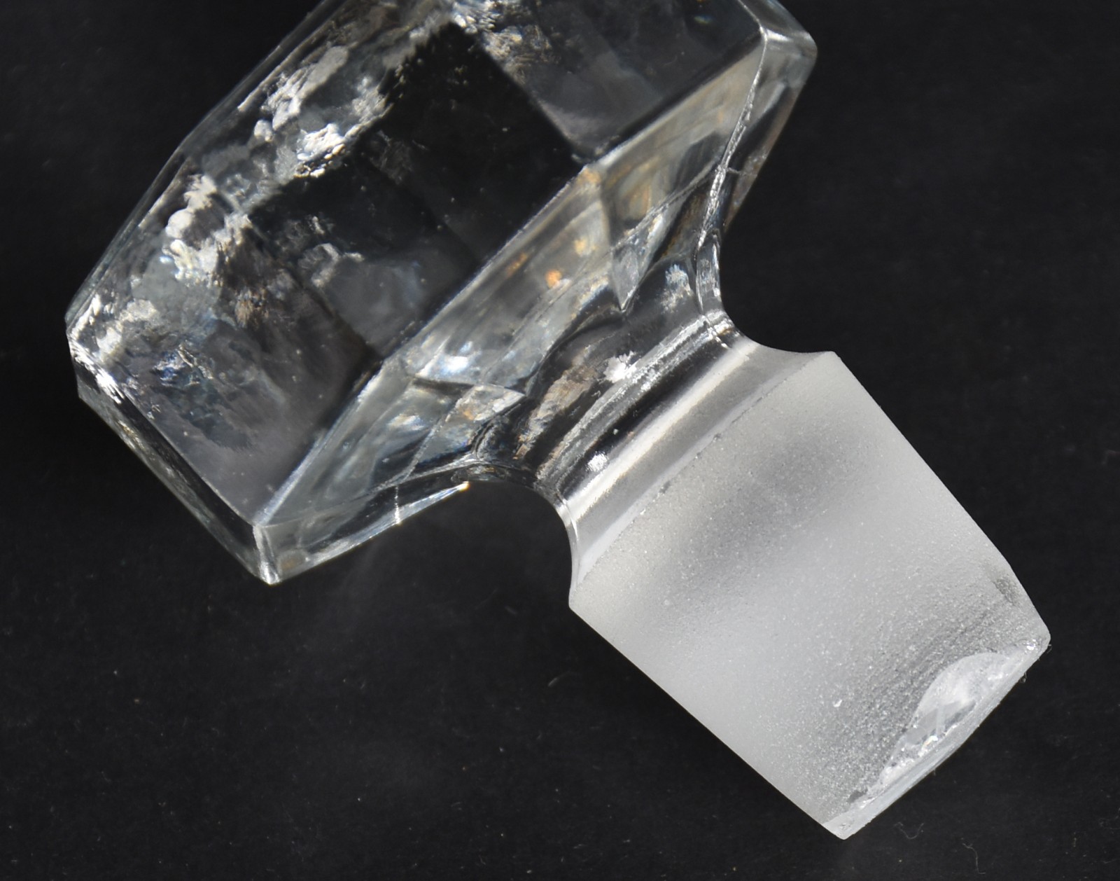 Três garrafas de cristal europeu, diversos modelos. - foto 4 de 4