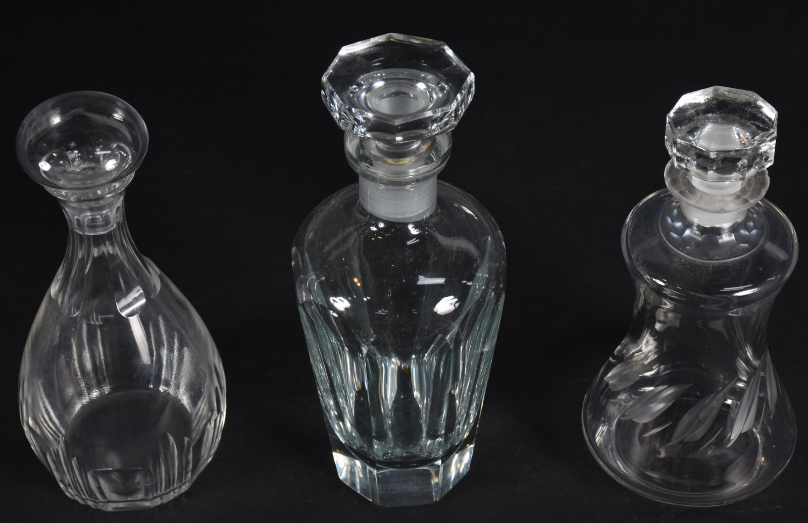Três garrafas de cristal europeu, diversos modelos. - foto 3 de 4