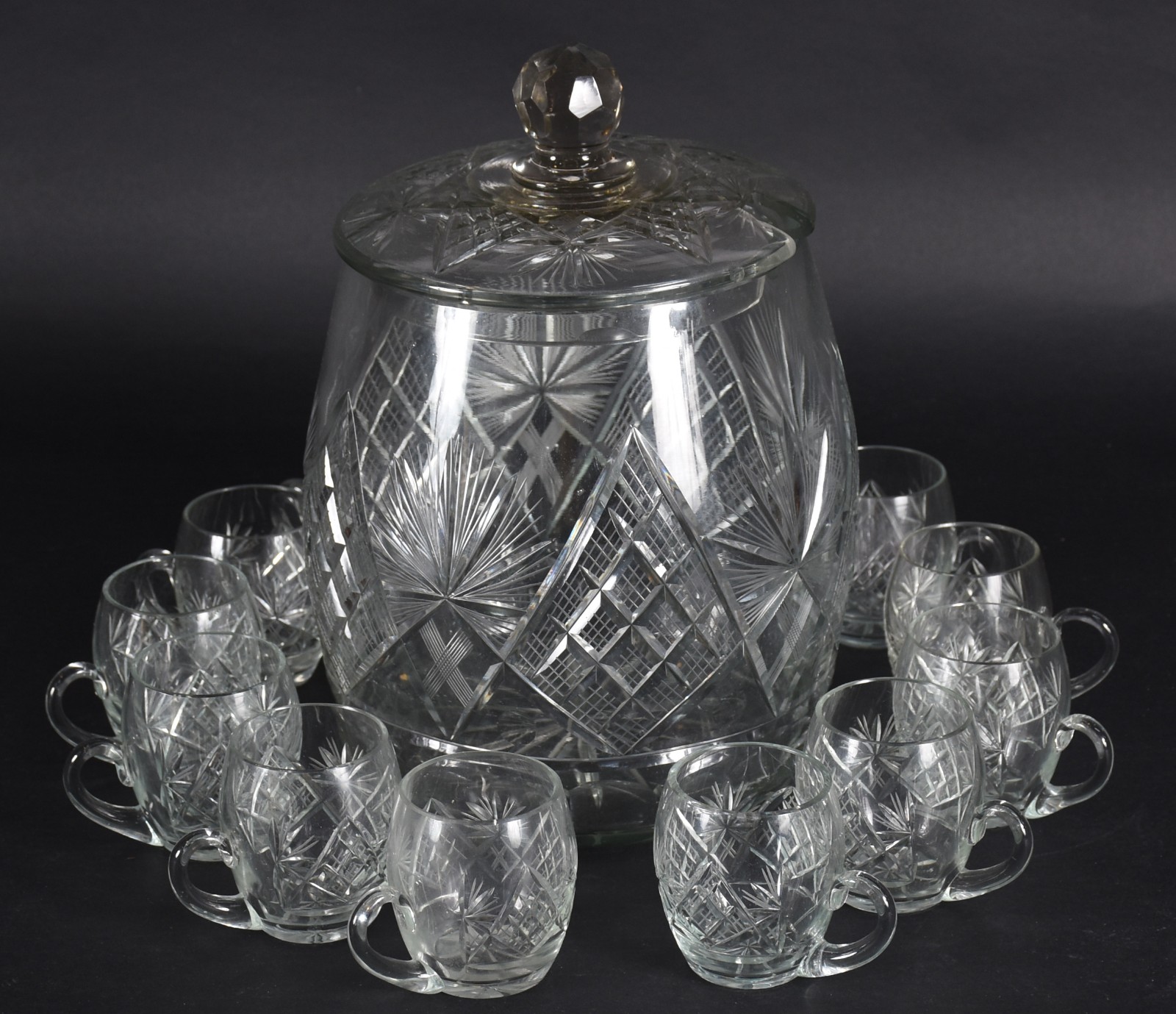 Poncheira com 11 canecas de cristal lapidado. - foto 1 de 6