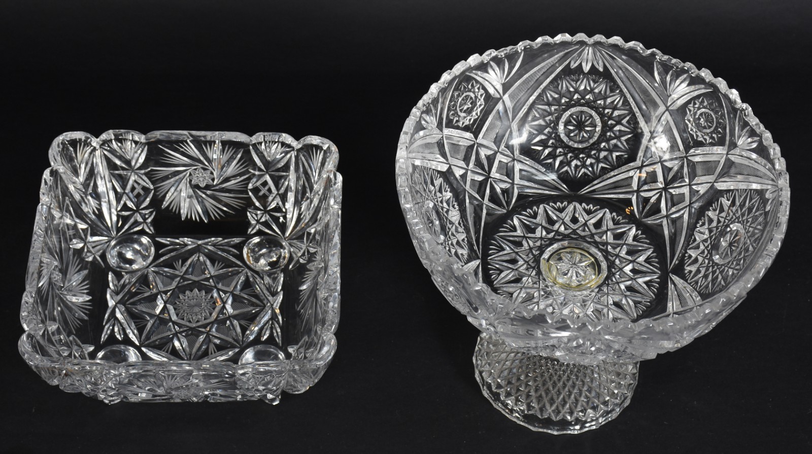 Duas fruteiras de cristal lapidado, uma delas de pé alto redondo e... - foto 2 de 4