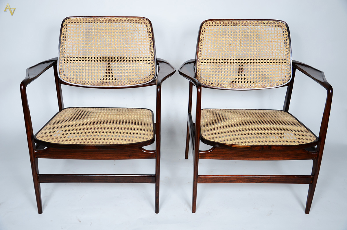 SERGIO RODRIGUES - Par de poltronas Oscar Niemeyer em jacarandá com... - foto 1 de 2