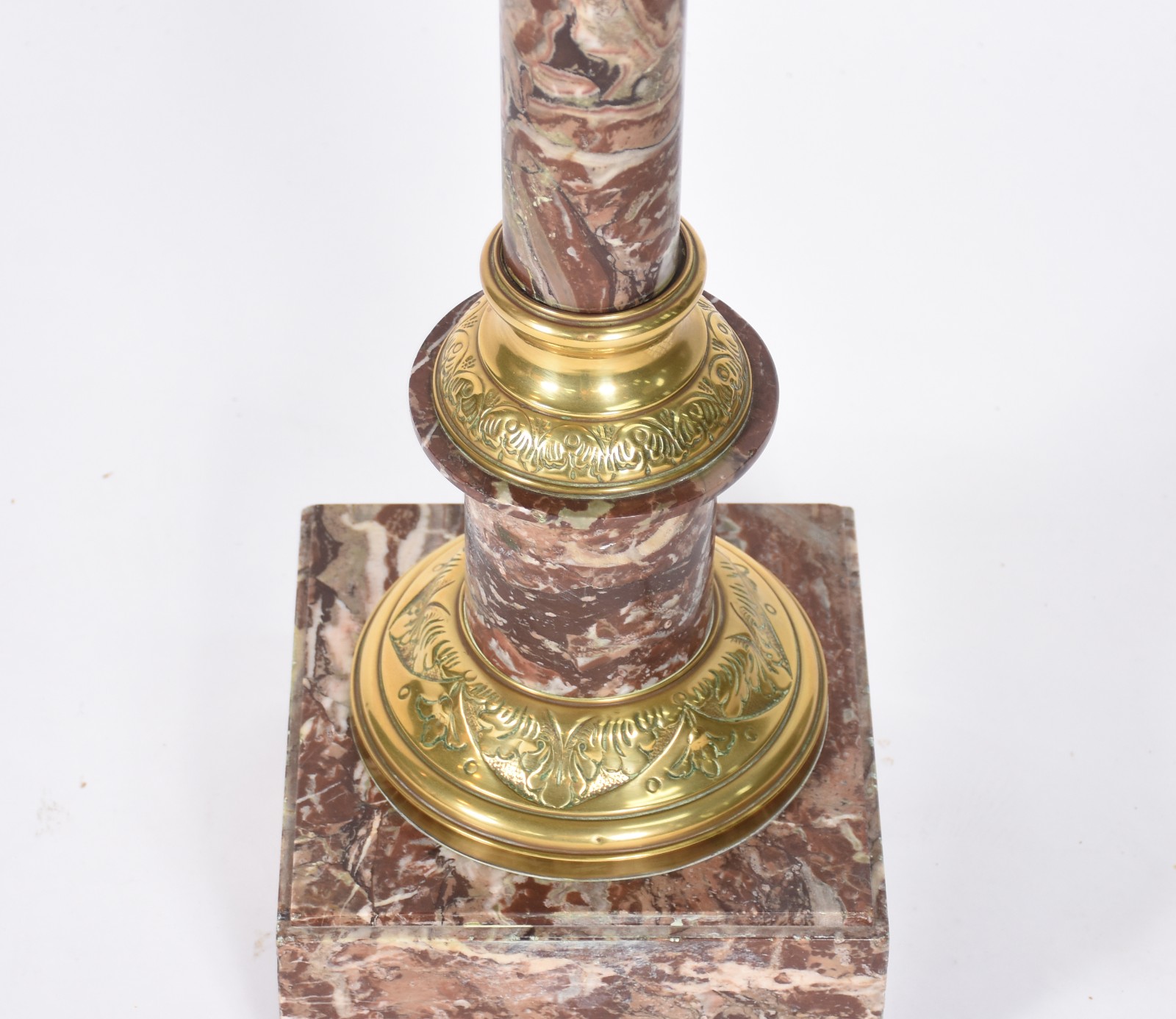 Coluna de mármore vinho rajado com aplicações de bronze. - foto 4 de 4