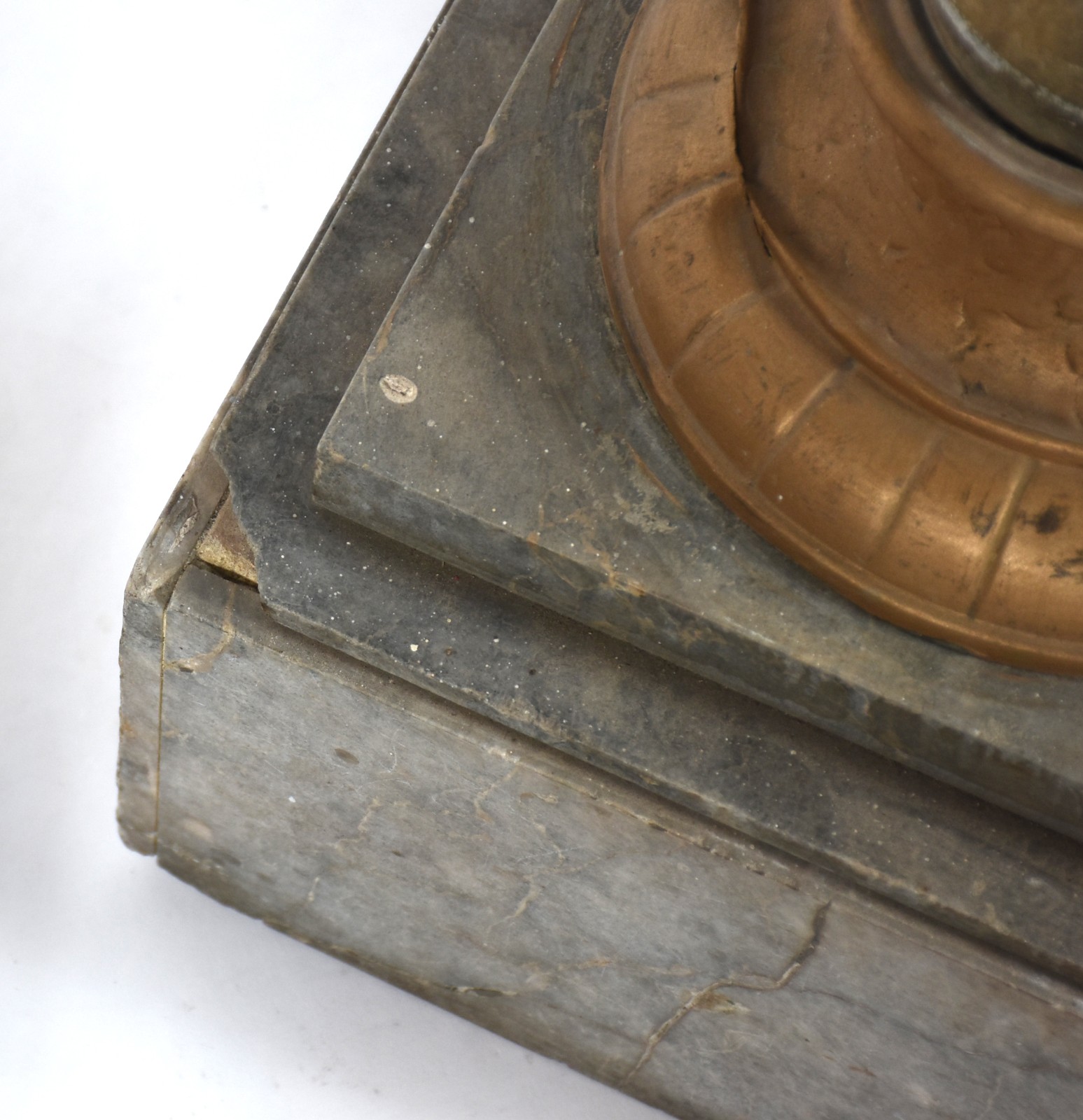 Par de colunas de mármore (com desgastes no metal e um pouco... - foto 6 de 6