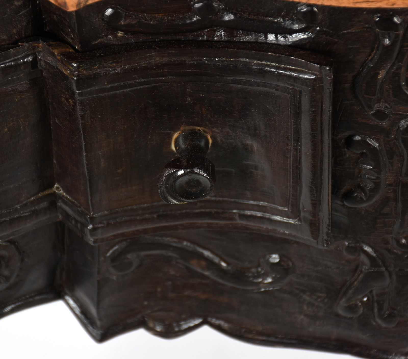 Mesa de encostar de madeira nobre com 2 gavetas, saia recortada... - foto 3 de 6