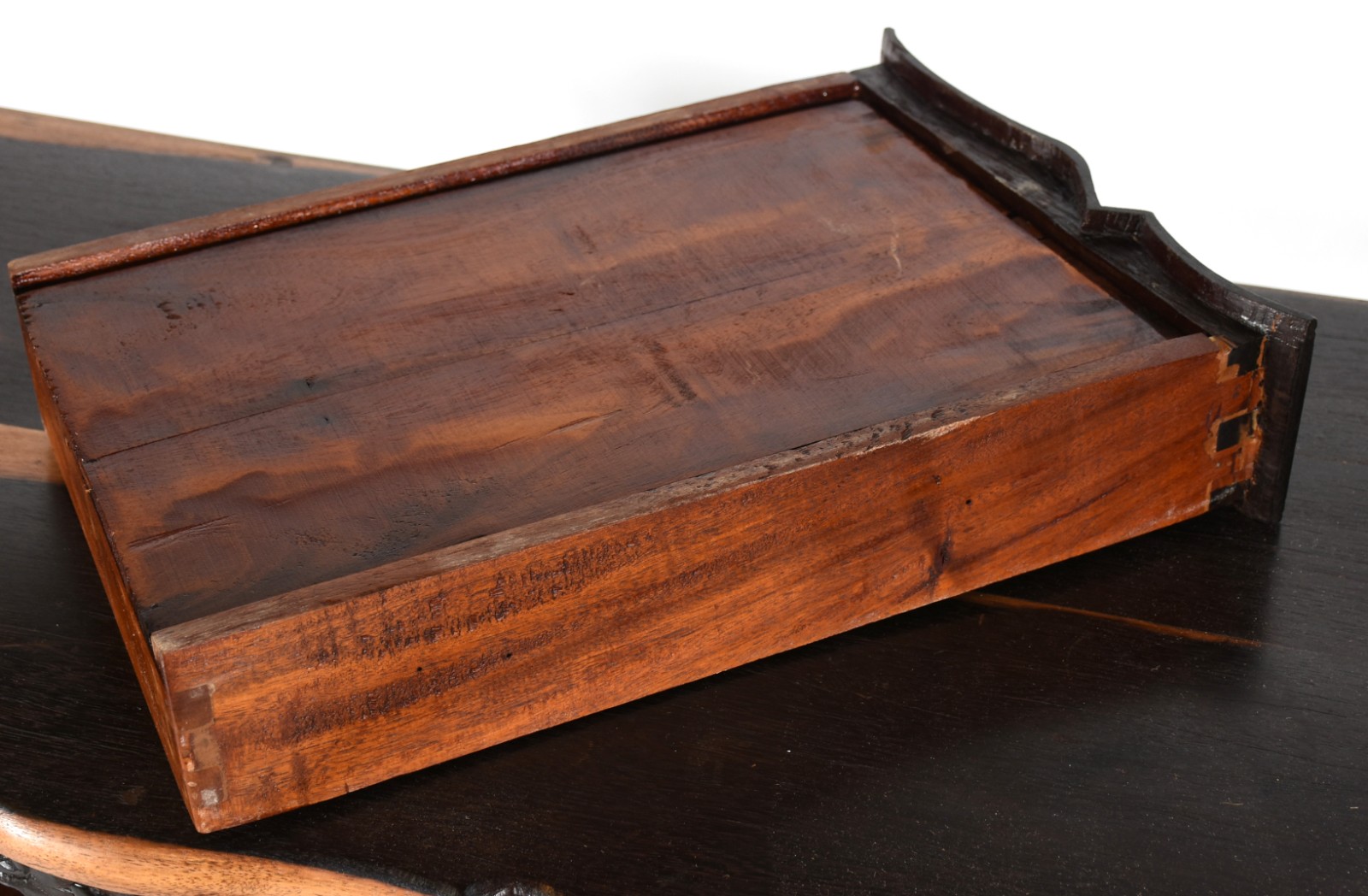 Mesa de encostar de madeira nobre com 2 gavetas, saia recortada... - foto 4 de 6