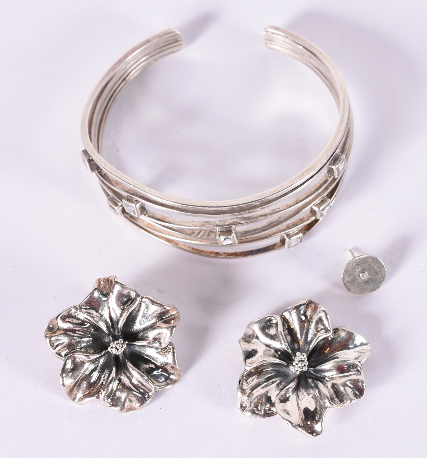 Conjunto de prata composto de pulseira e par de brincos (Por motivos... - foto 1 de 3