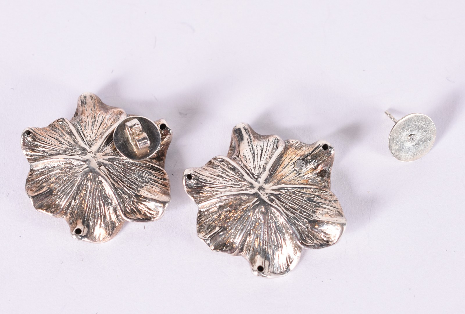 Conjunto de prata composto de pulseira e par de brincos (Por motivos... - foto 2 de 3