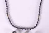 Conjunto composto de colar e par de brincos com... - Conjunto composto de colar e par de brincos com pedras lilás.