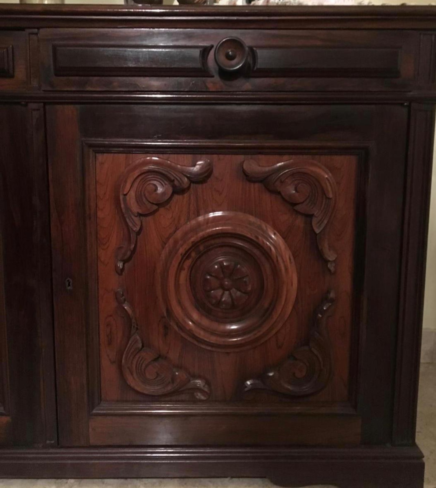 Buffet de madeira nobre com 3 portas e 3 gavetas (Retirada em... - foto 2 de 4