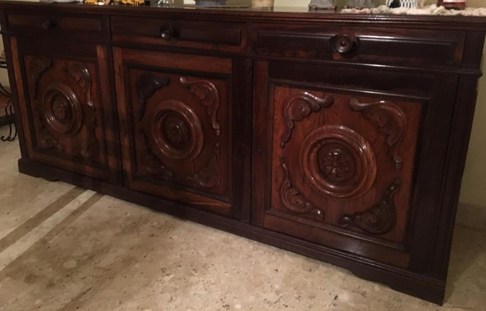 Buffet de madeira nobre com 3 portas e 3 gavetas (Retirada em... - foto 1 de 4