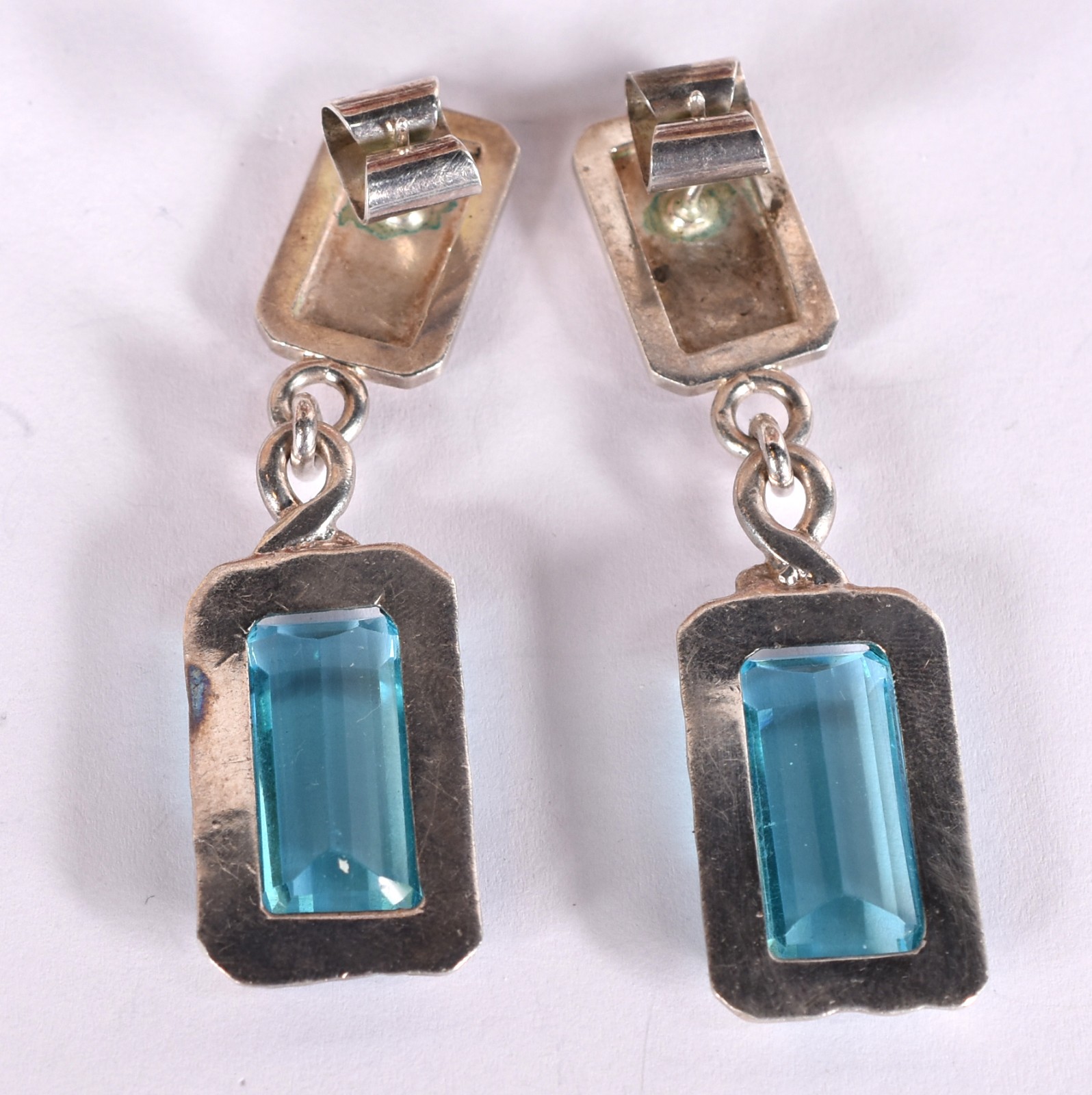 Conjunto de prata composto de pulseira e par de brincos. (Por motivos... - foto 2 de 5