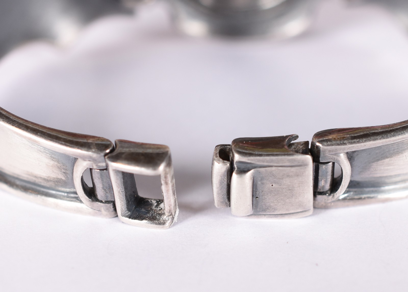 Conjunto de prata composto de pulseira e par de brincos. (Por motivos... - foto 3 de 5
