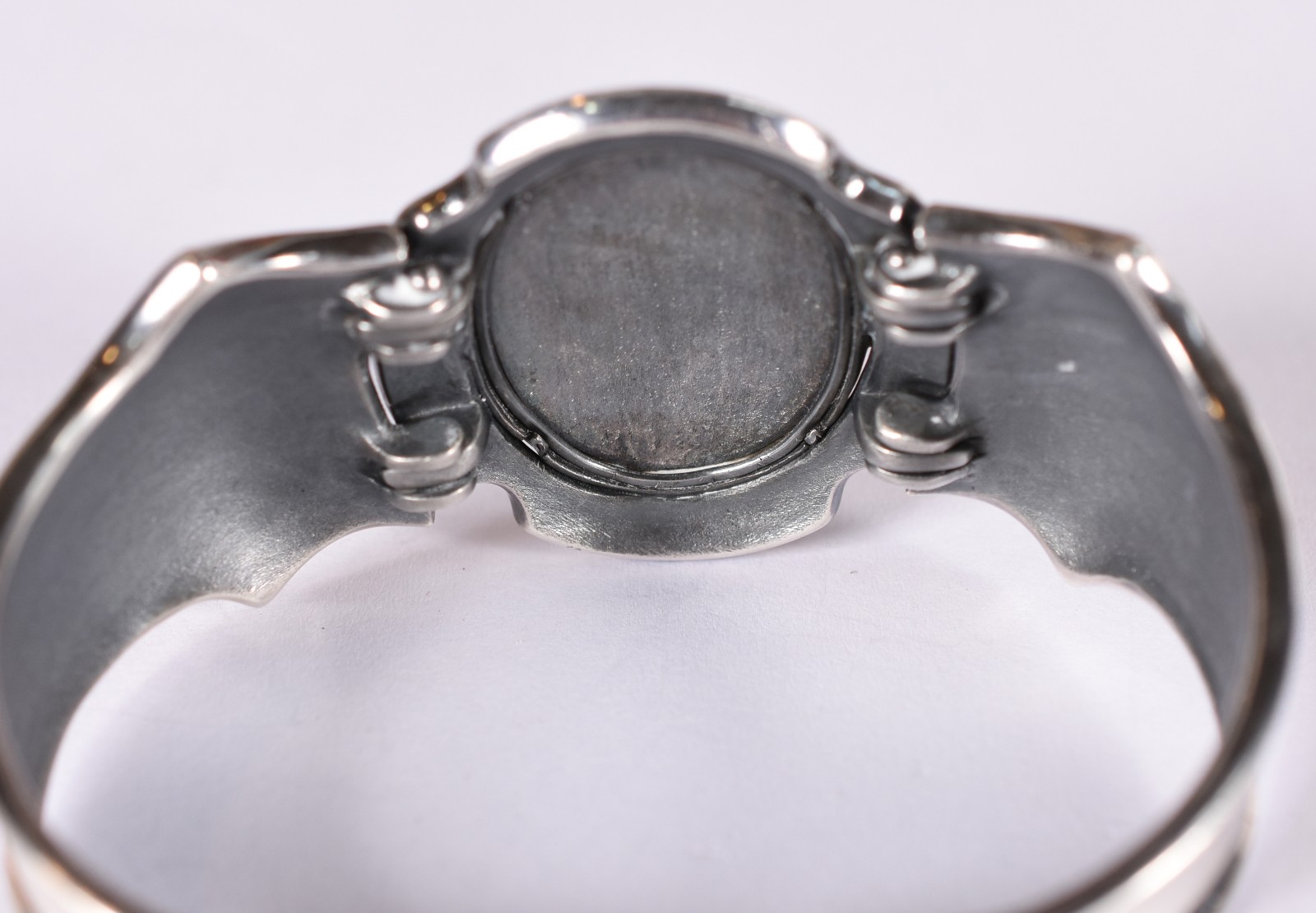 Conjunto de prata composto de pulseira e par de brincos. (Por motivos... - foto 4 de 5