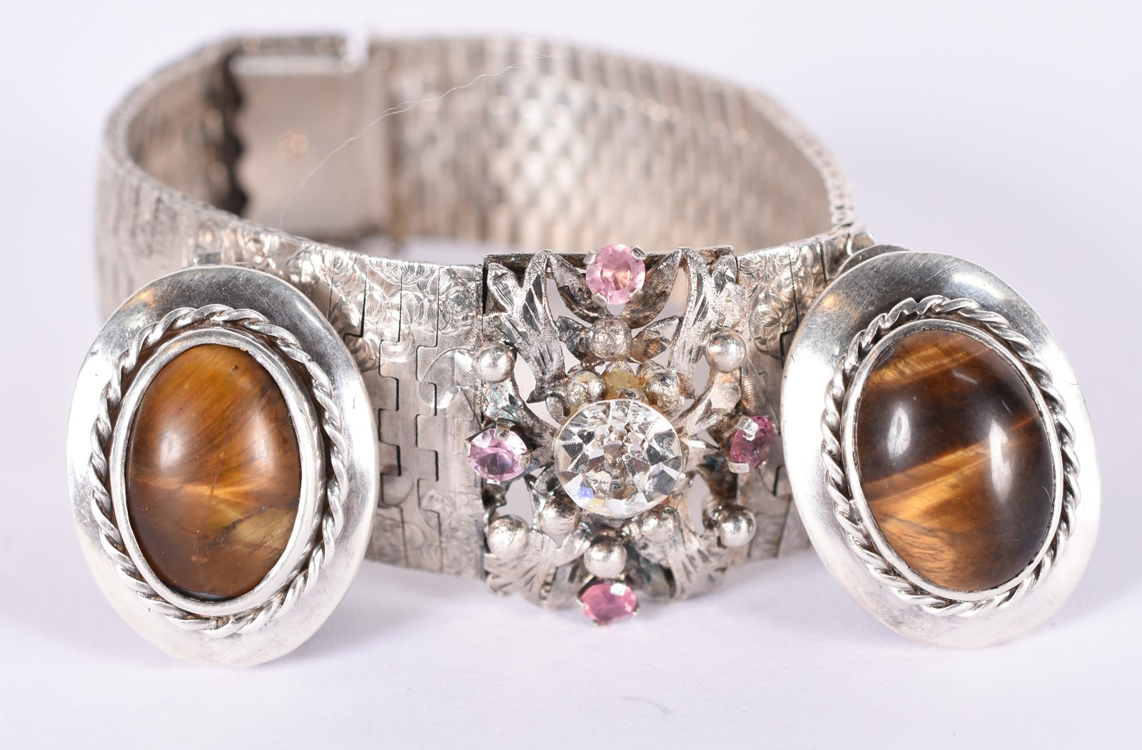 Conjunto de prata composto de pulseira e par de brincos. (Por motivos... - foto 1 de 4