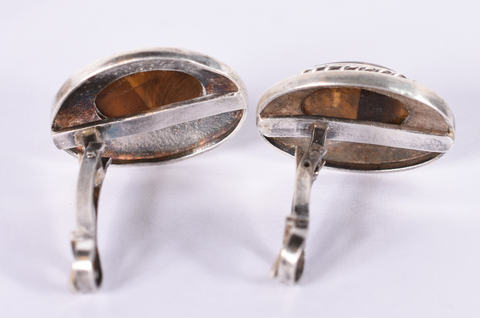 Conjunto de prata composto de pulseira e par de brincos. (Por motivos... - foto 2 de 4