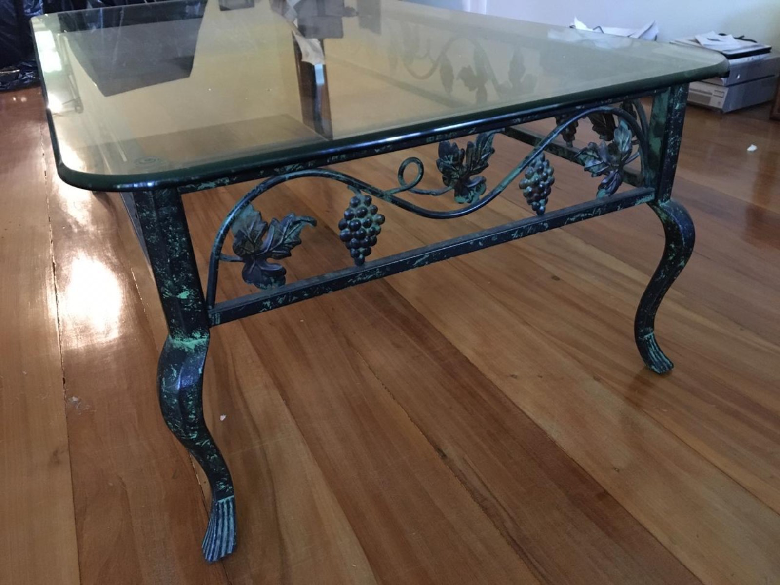Mesa de centro com base de metal e tampo de vidro com quinas... - foto 2 de 3