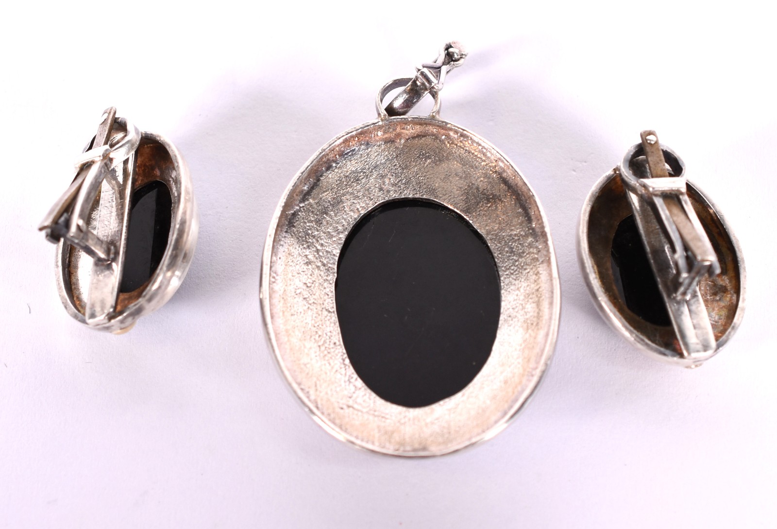 Conjunto de prata composto de pendente e par de brincos. (Por motivos... - foto 2 de 3