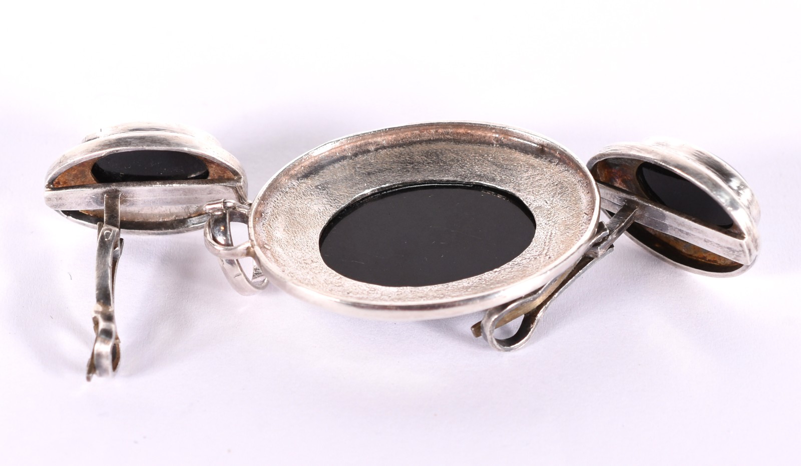 Conjunto de prata composto de pendente e par de brincos. (Por motivos... - foto 3 de 3