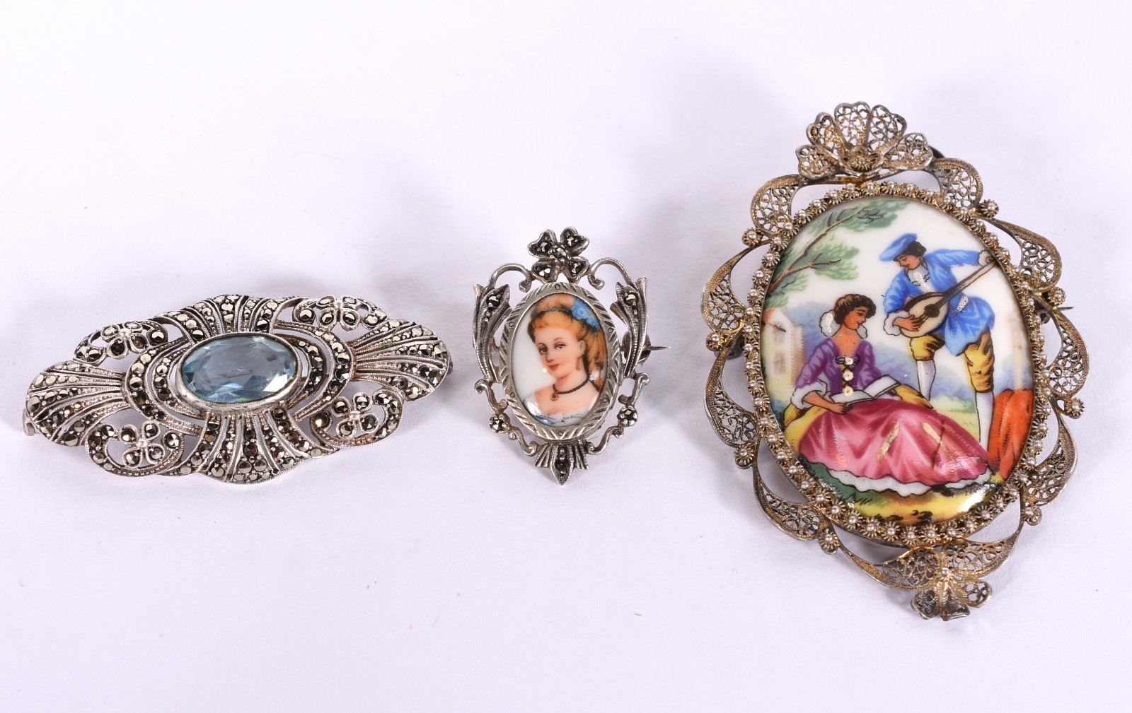 Três broches de prata filigranado, sendo dois com porcelana e um com... - foto 1 de 5