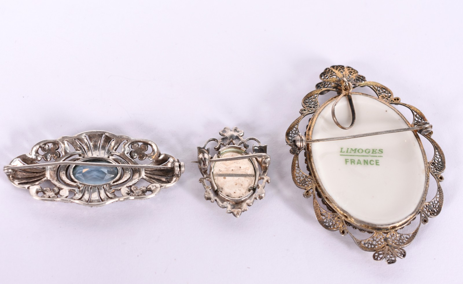 Três broches de prata filigranado, sendo dois com porcelana e um com... - foto 2 de 5