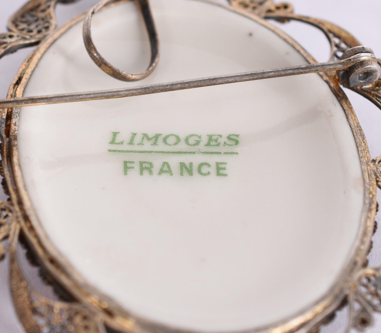 Três broches de prata filigranado, sendo dois com porcelana e um com... - foto 5 de 5