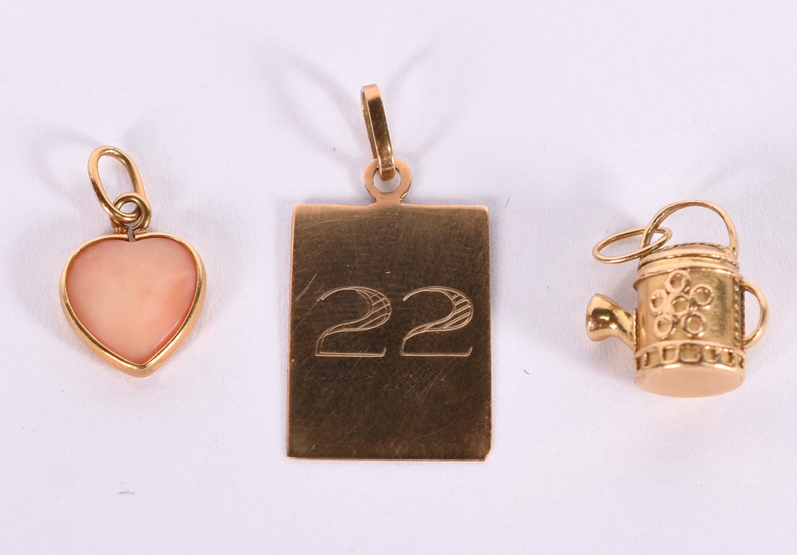 Três pendentes de ouro, sendo uma placa com número 22, pendente no... - foto 1 de 4