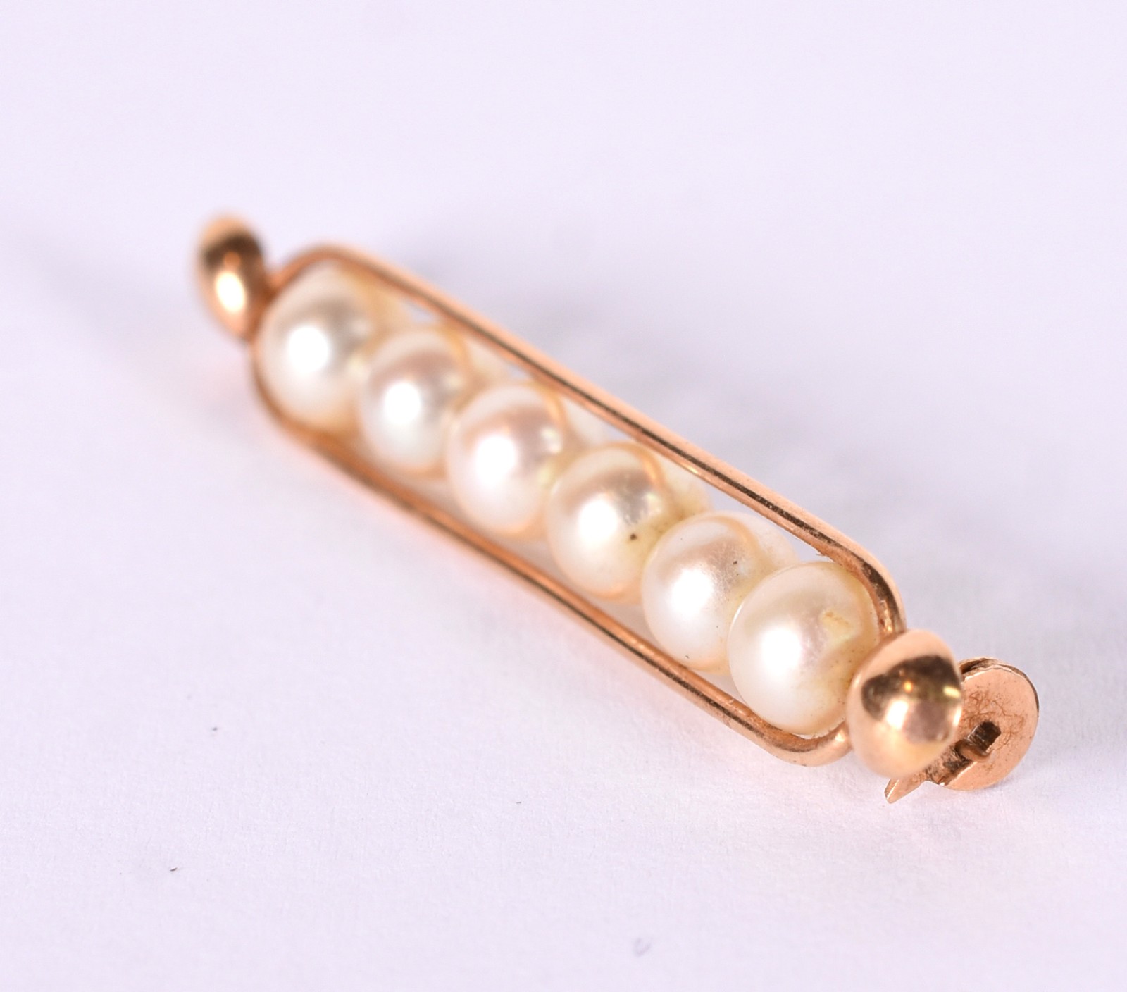 Broche de ouro baixo com 6 perolas (Por motivos de segurança a peça... - foto 2 de 3