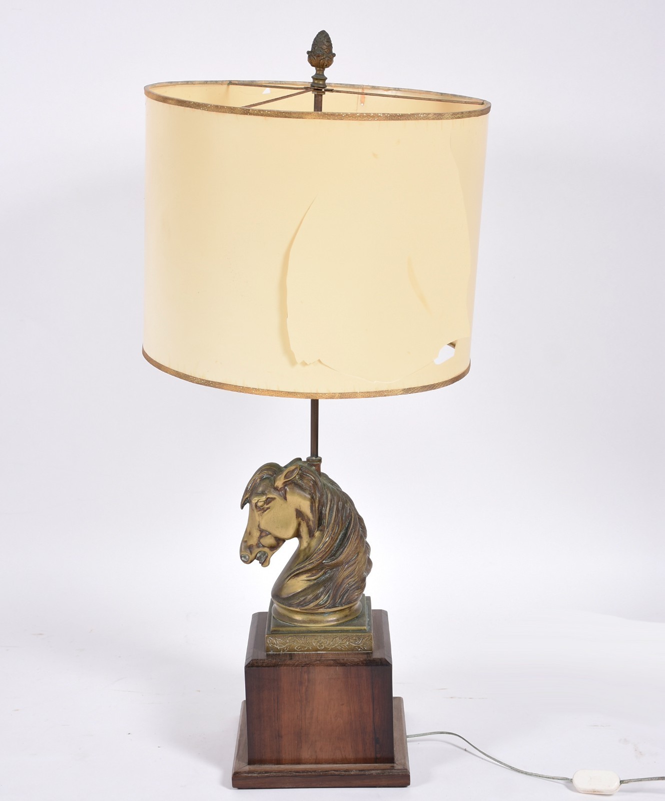 Abatjour com base na forma de cabeça de cavalo em metal dourado sobre... - foto 1 de 4