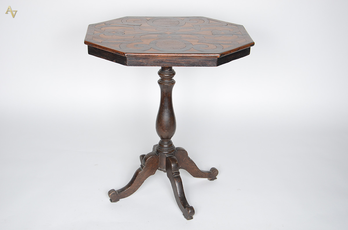 Mesa de madeira nobre com tampo em marqueterie, feitio oitavado... - foto 1 de 2