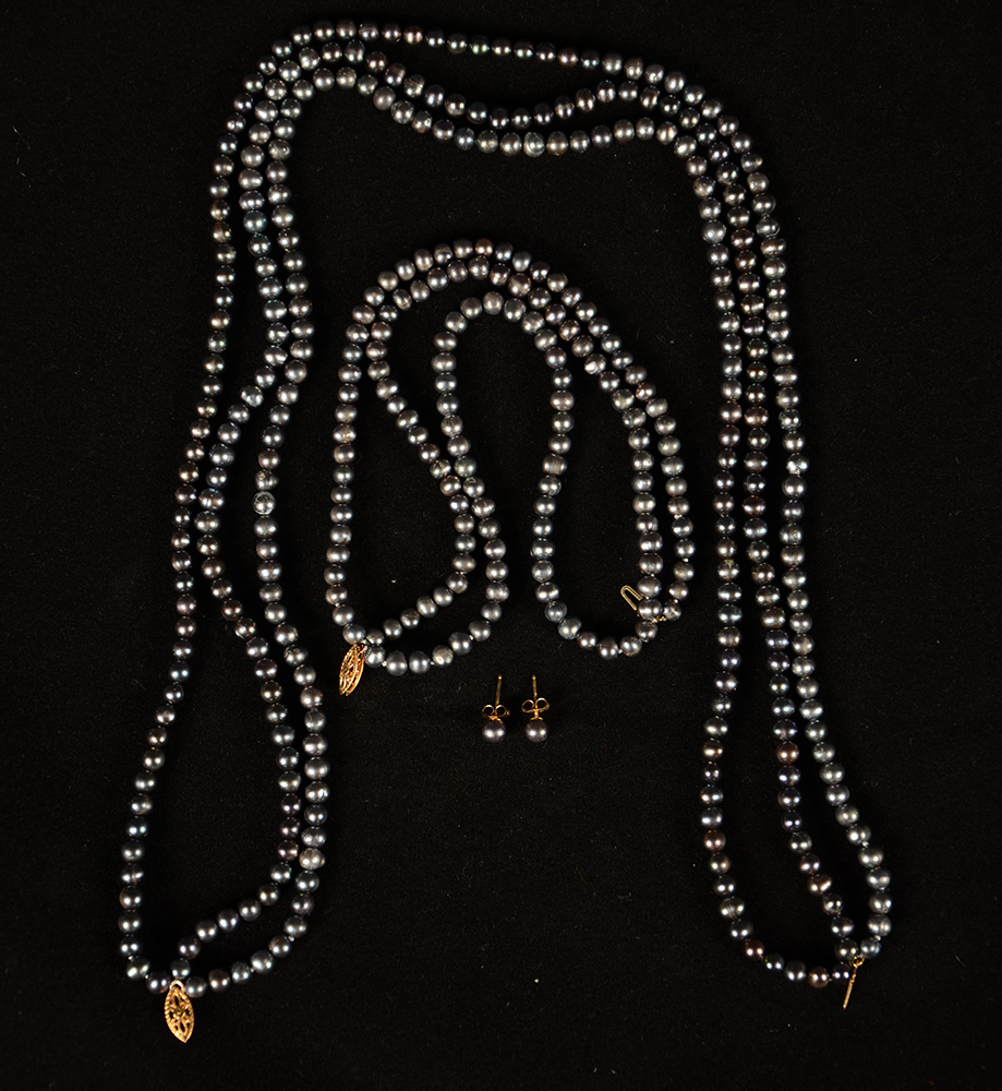Conjunto de colar, pulseira e par de brincos em pérolas negra