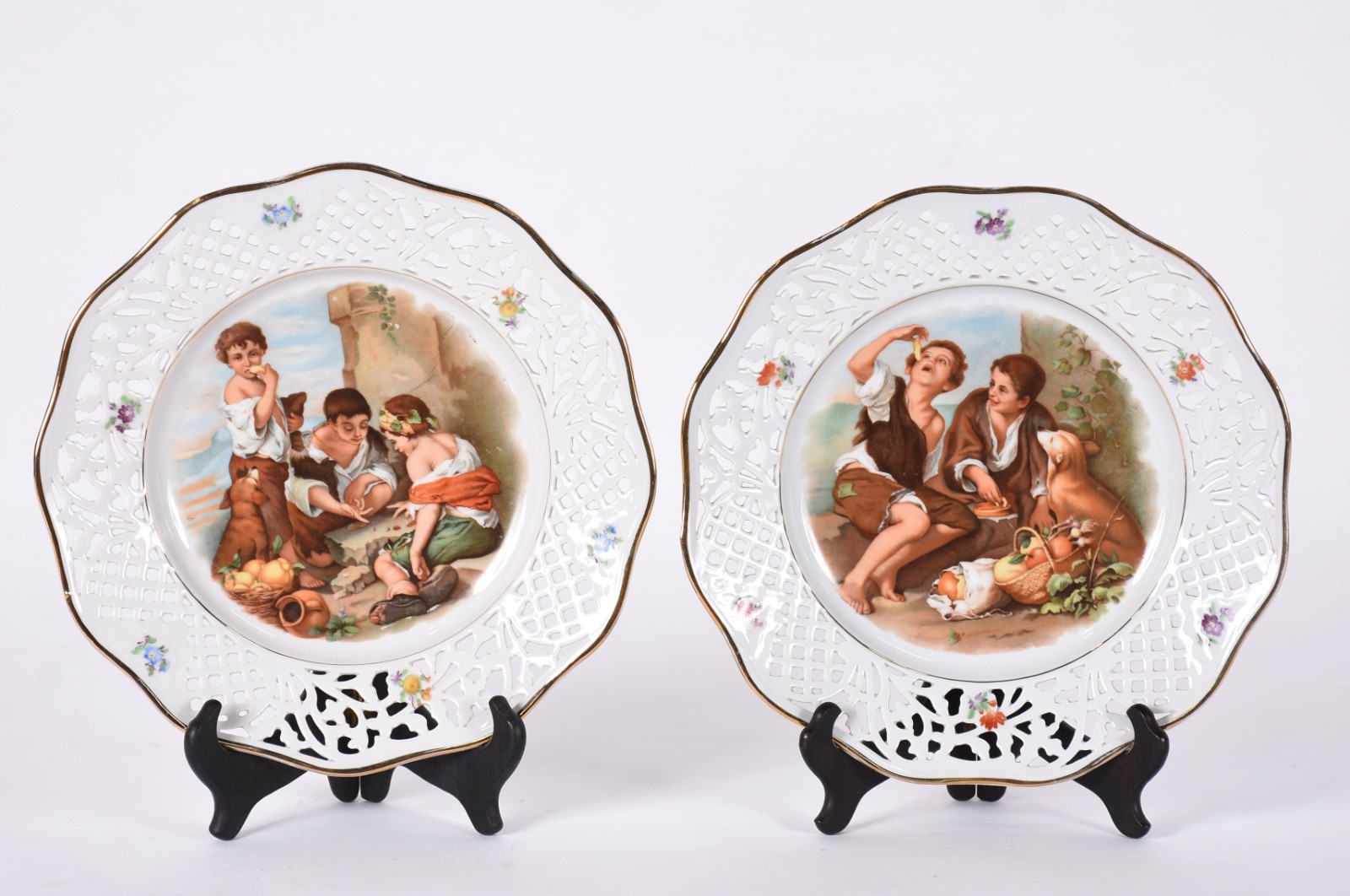 Par de pratos de porcelana Bavaria decorados com cenas em policromia... - foto 1 de 3
