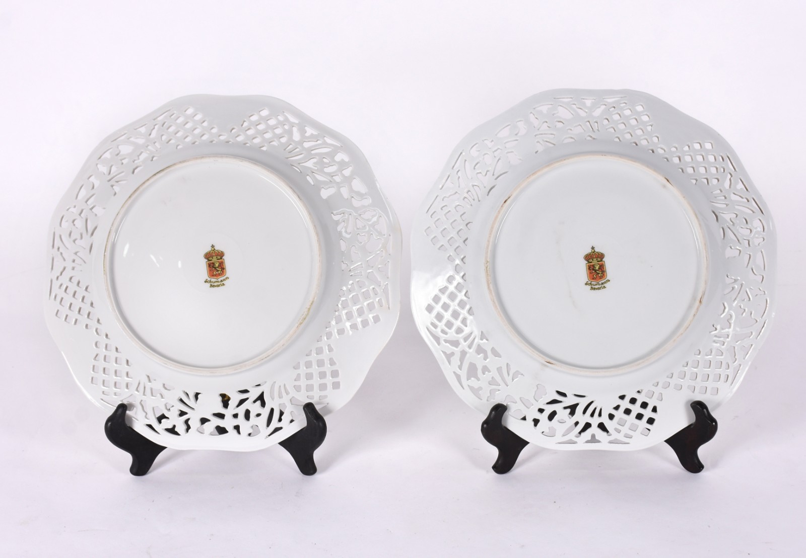 Par de pratos de porcelana Bavaria decorados com cenas em policromia... - foto 2 de 3
